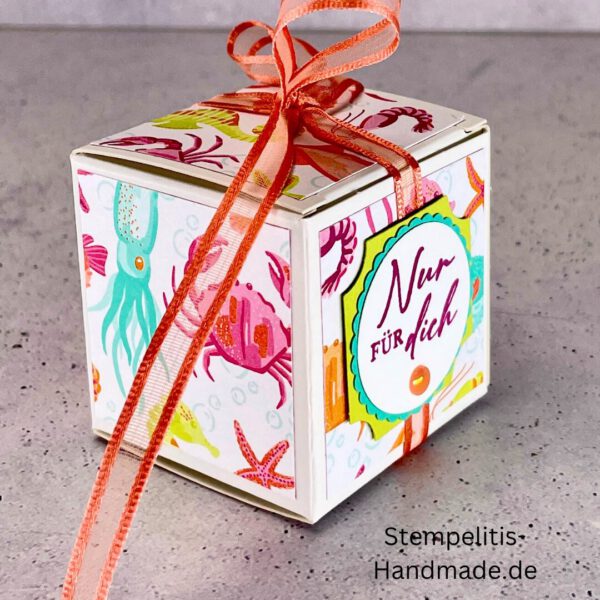 Handdekorierte Geschenkschachtel 5 cm mit maritimen Motiven, Geschenkbox mit Schleife in Grün, Detailansicht Geschenkschachtel Etikett „Nur für dich“, Geschenkschachtel mit bunter Meeresdekoration, Geschenkverpackung, Handgemachte maritime Schachtel mit Schleife